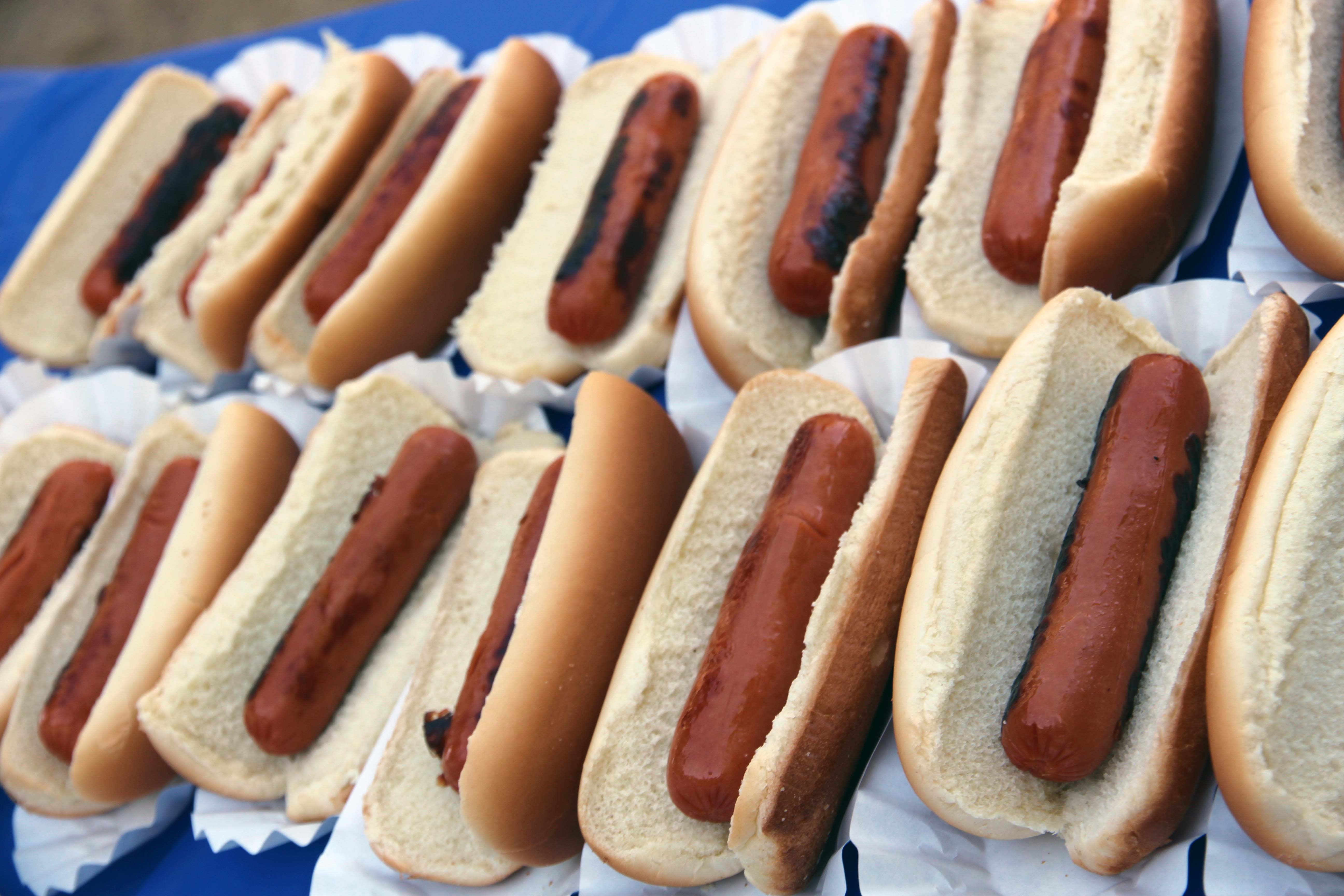 Hotdog_dinner_at_the_Madera_Fair_2016