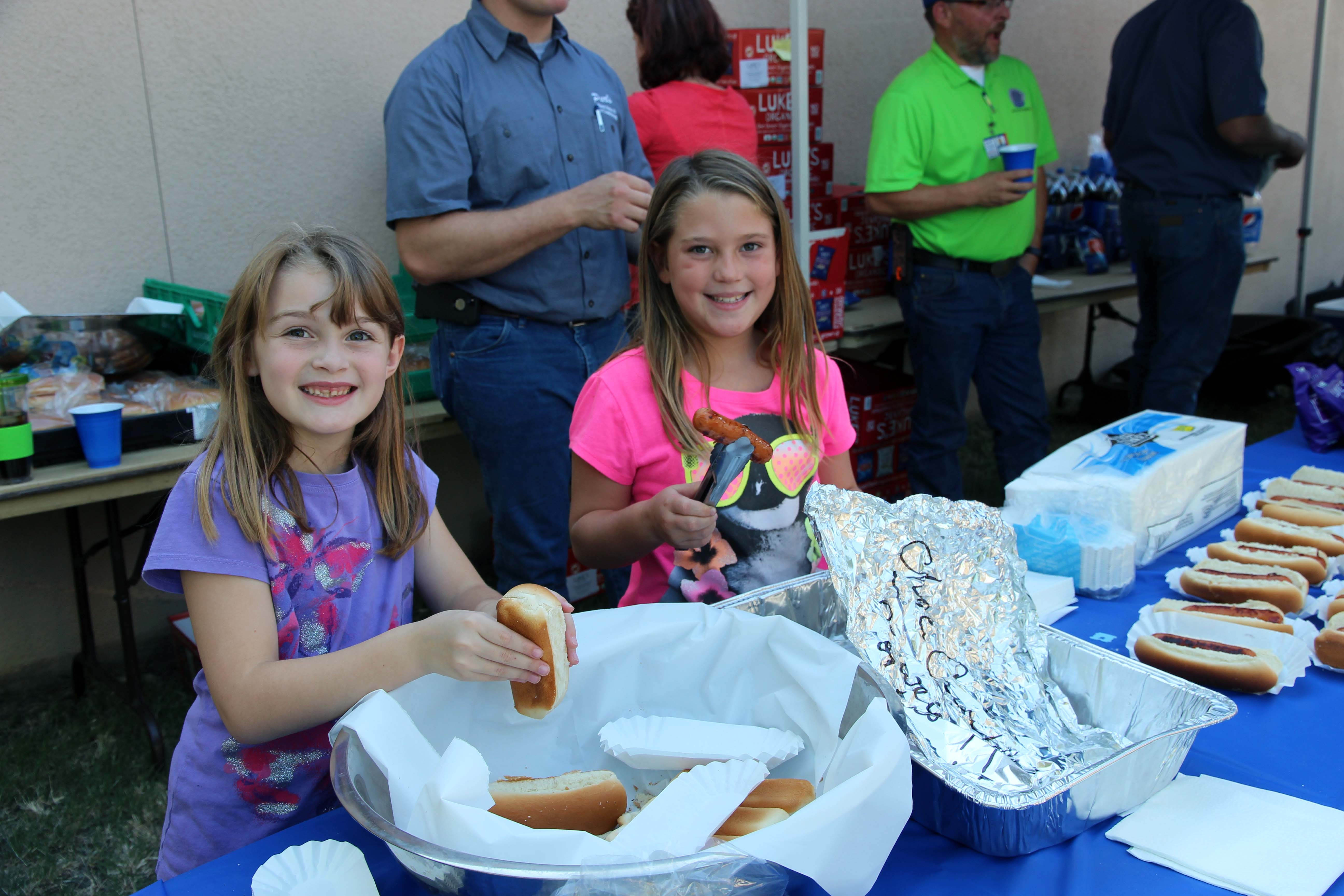 Hotdog_dinner_at_the_Madera_Fair_2016