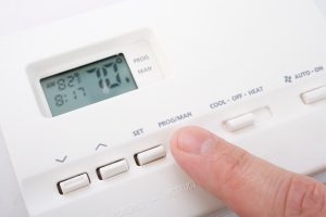 adjusting-thermostat